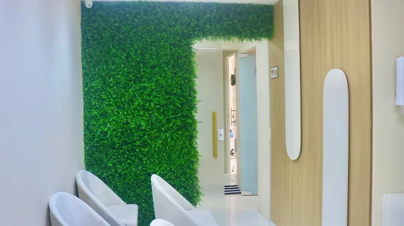 Sala de espera confortável para pacientes na DUO Clínica Maceió