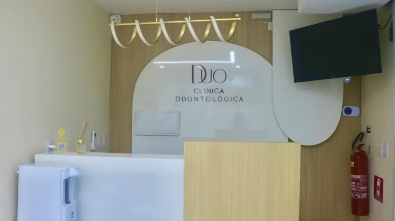 Recepção moderna e acolhedora da DUO Clínica Odontológica em Maceió